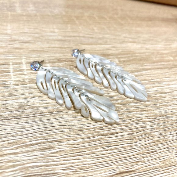 Tropical Leaf White/Cream Tortoise Shell Dangle Earrings - Picture 3 of 5